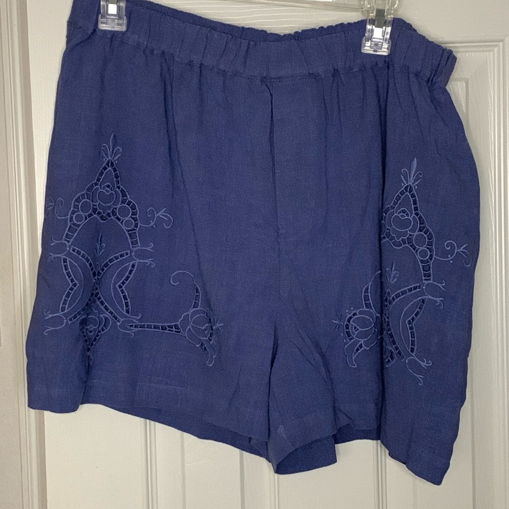 Good Hart eyelet woven short Large periwinkle lined elastic waist